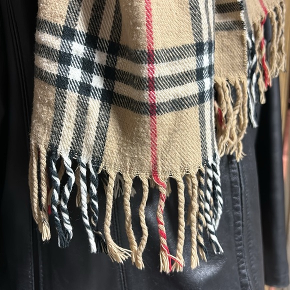 Burberry Cashmere Scarf traditional check print - Picture 9 of 14